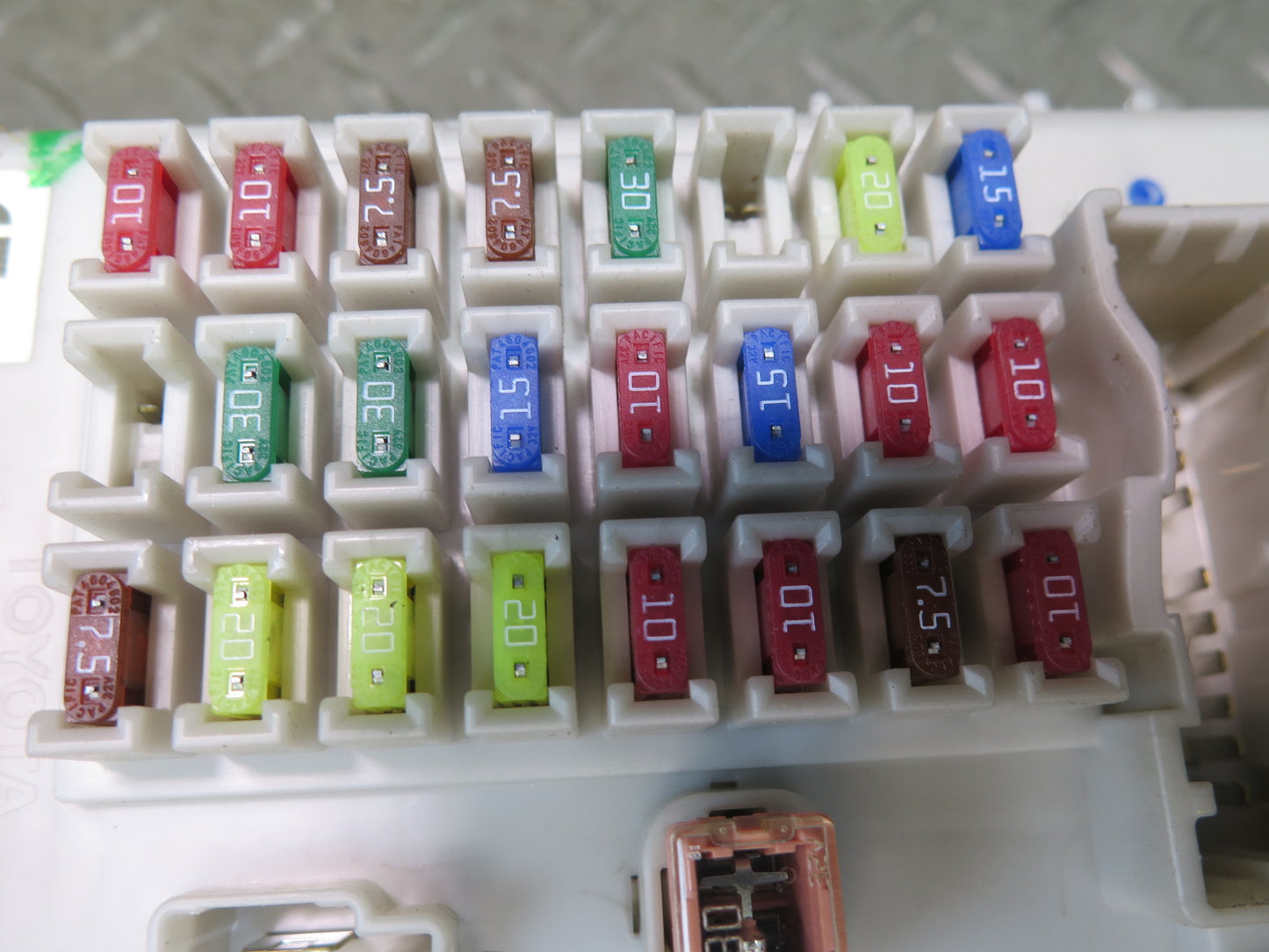 2003-2009 Lexus UZJ120L GX470 Interior Cabin Fuse Relay Box