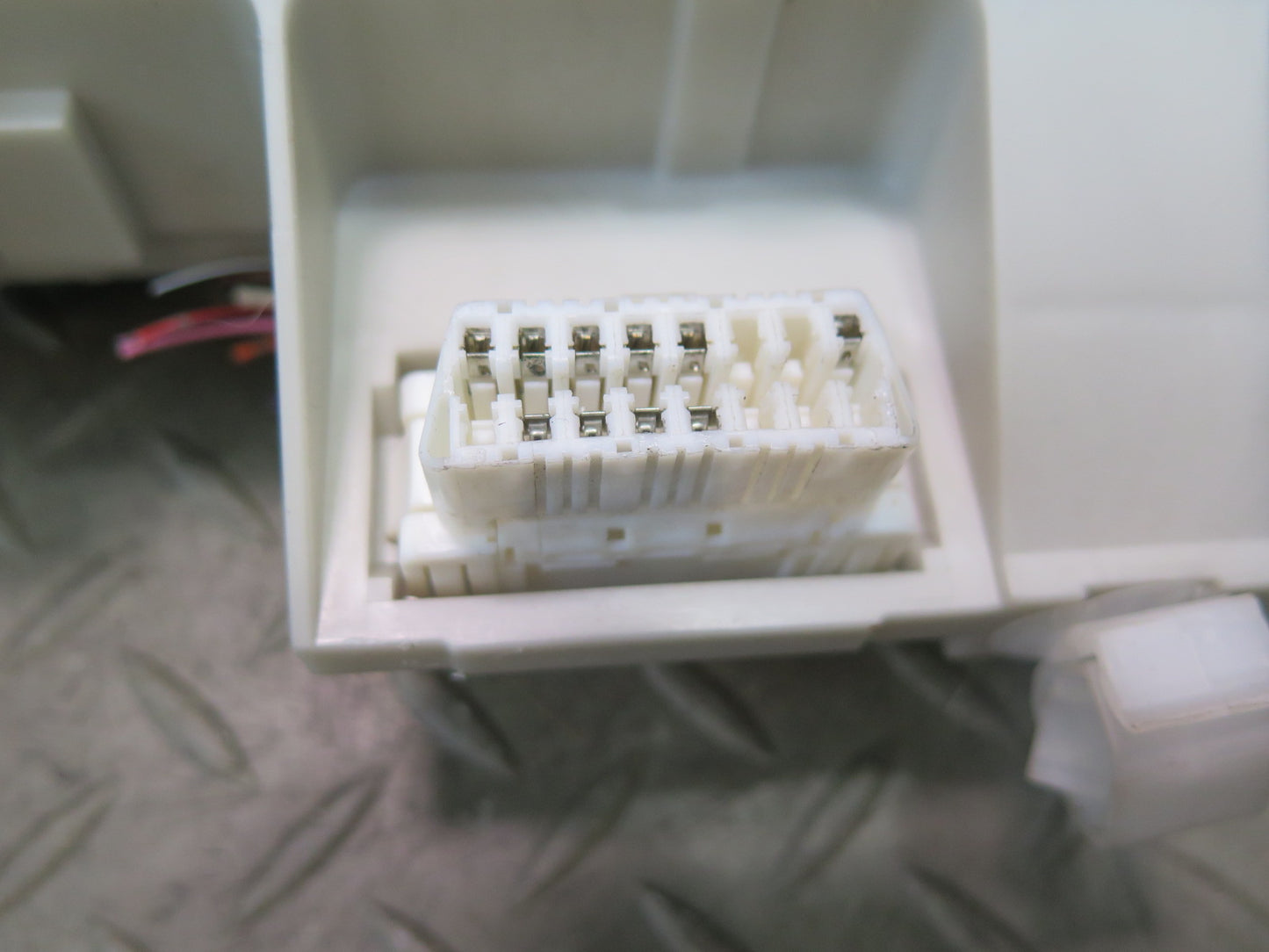 2003-2009 Lexus UZJ120L GX470 Interior Cabin Fuse Relay Box
