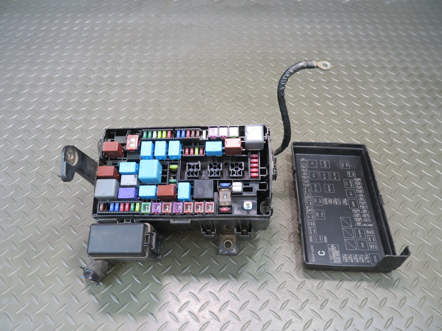 2006-2009 Lexus UZJ120L GX470 Engine Bay Fuse Relay Box Module Unit