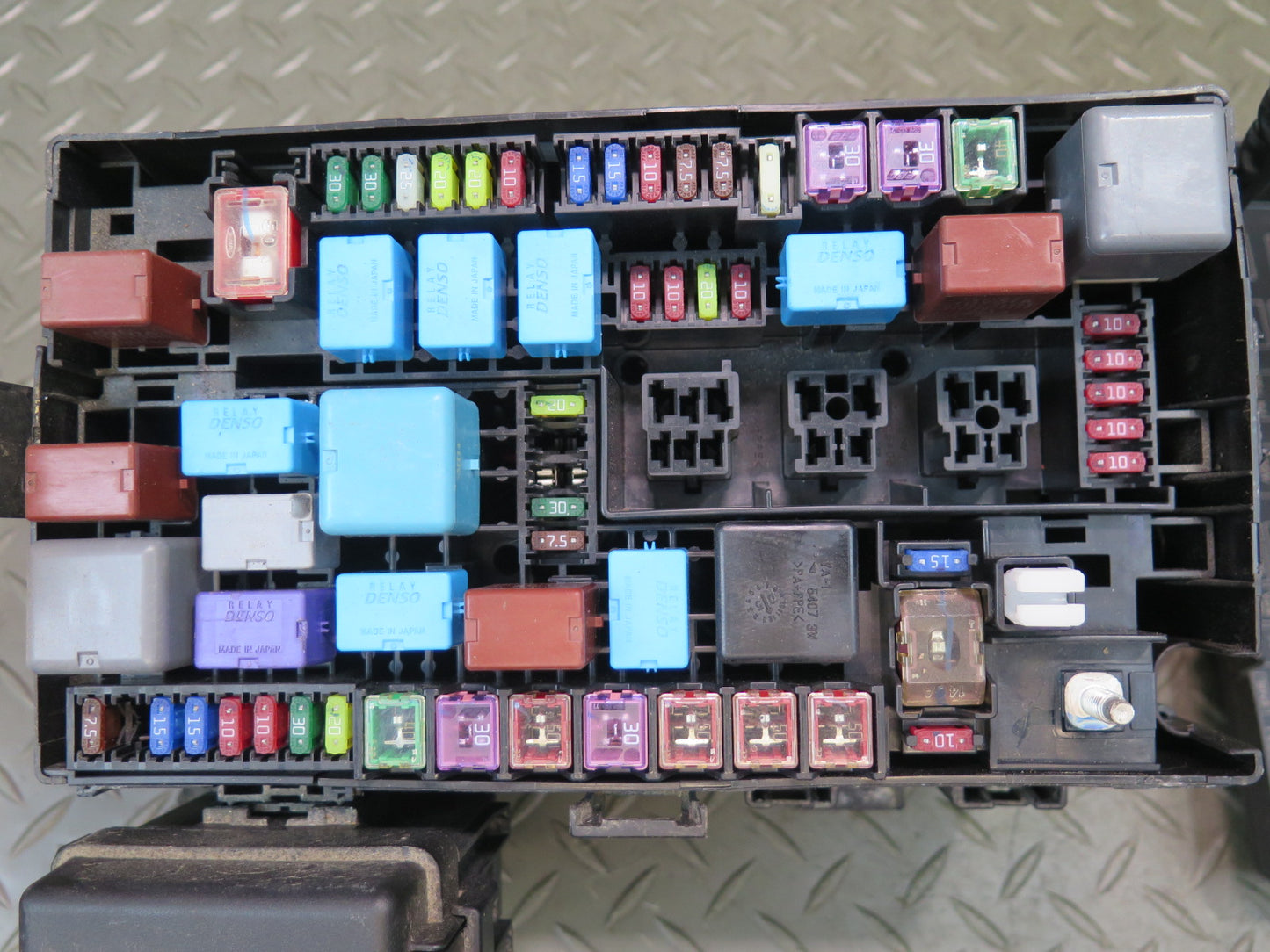 2006-2009 Lexus UZJ120L GX470 Engine Bay Fuse Relay Box Module Unit