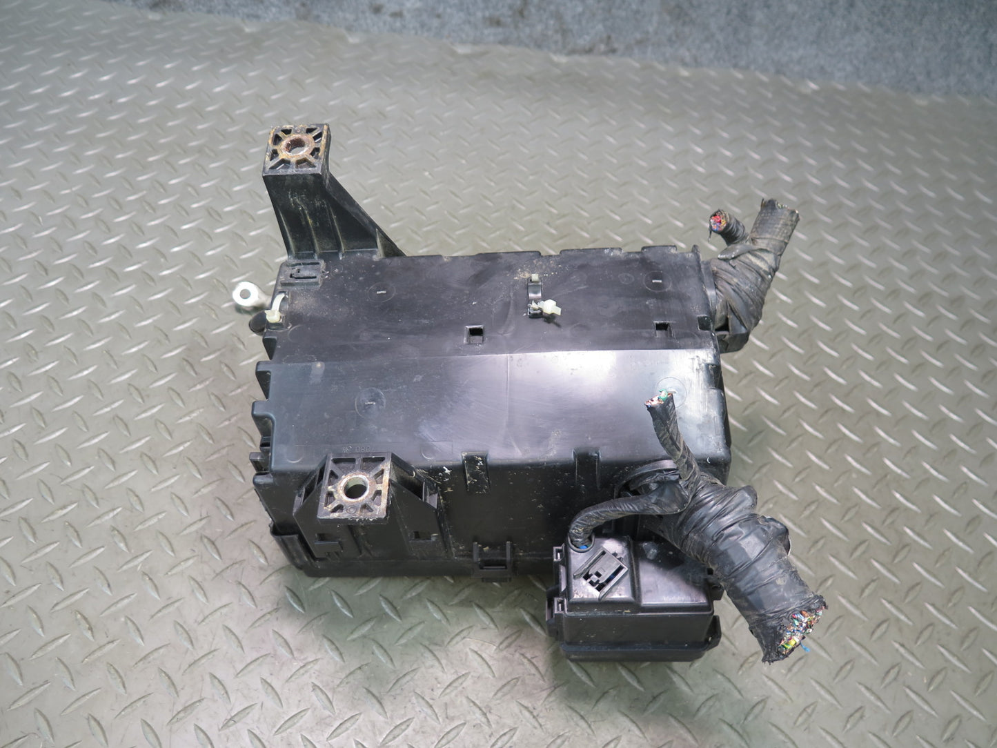 2006-2009 Lexus UZJ120L GX470 Engine Bay Fuse Relay Box Module Unit
