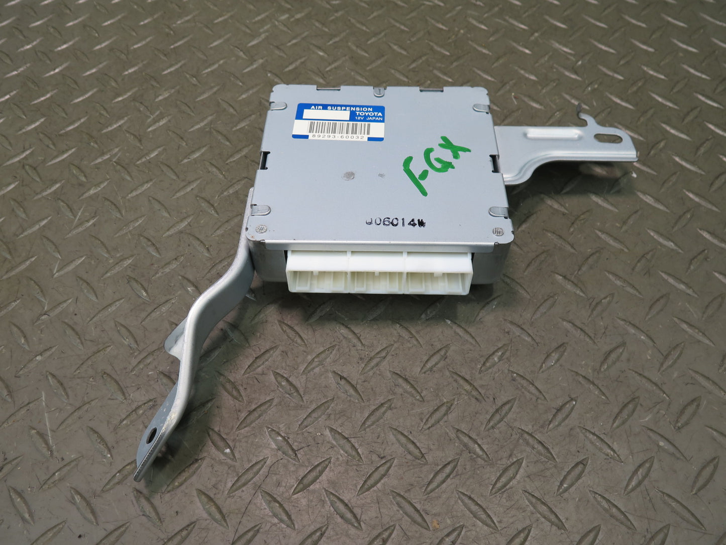 2003-2009 Lexus UZJ120L GX470 Air Suspension Control Module 89293-60032