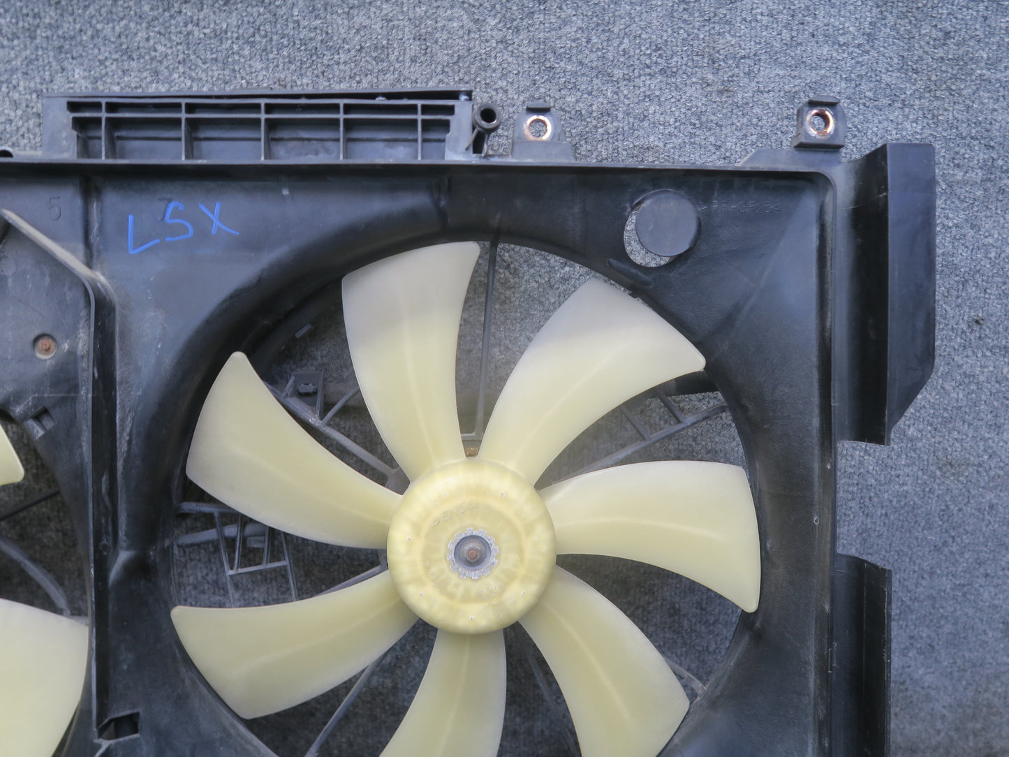 01-06 Lexus UCF30L LS430 Engine Radiator Cooling Motor Fan Shroud w Module OEM