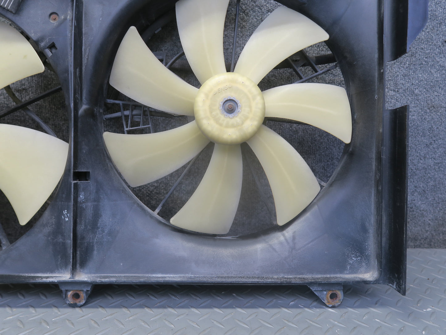 01-06 Lexus UCF30L LS430 Engine Radiator Cooling Motor Fan Shroud w Module OEM