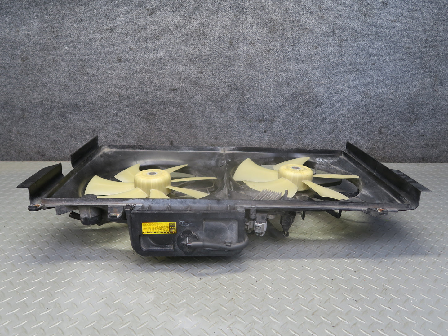 01-06 Lexus UCF30L LS430 Engine Radiator Cooling Motor Fan Shroud w Module OEM