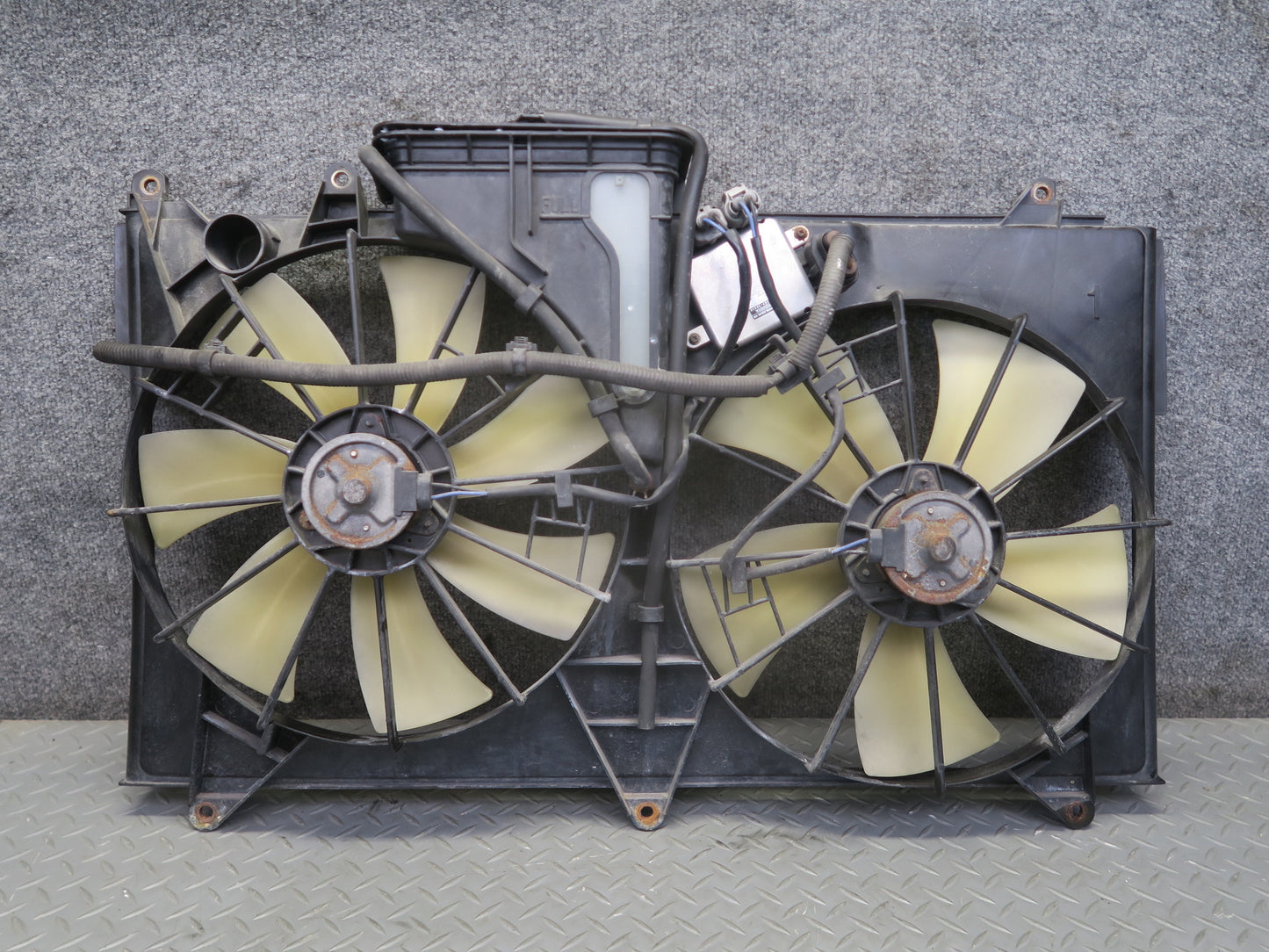 01-06 Lexus UCF30L LS430 Engine Radiator Cooling Motor Fan Shroud w Module OEM