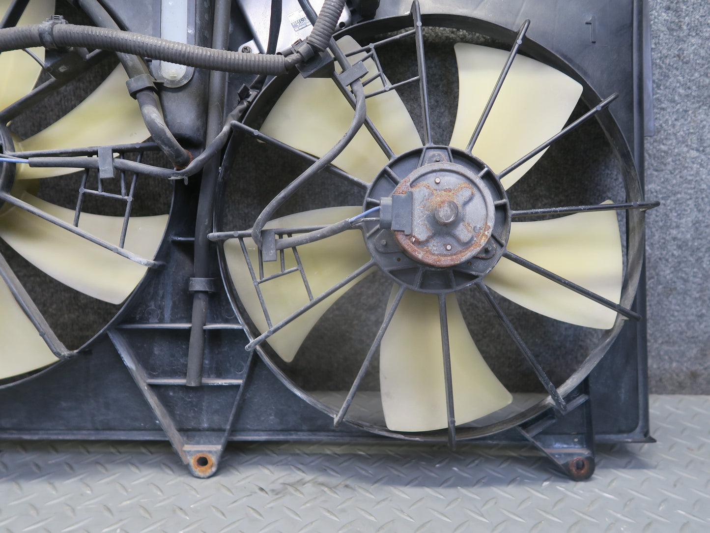 01-06 Lexus UCF30L LS430 Engine Radiator Cooling Motor Fan Shroud w Module OEM