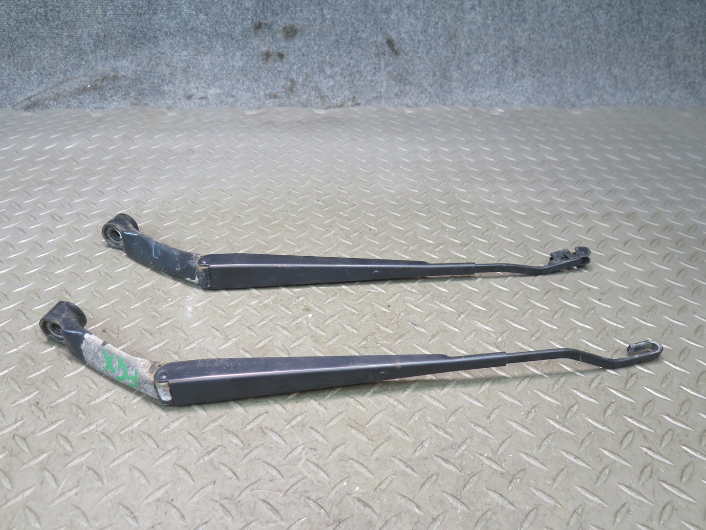 2003-2009 Lexus UZJ120L GX470 Front Left & Right Wiper Arm Set of 2