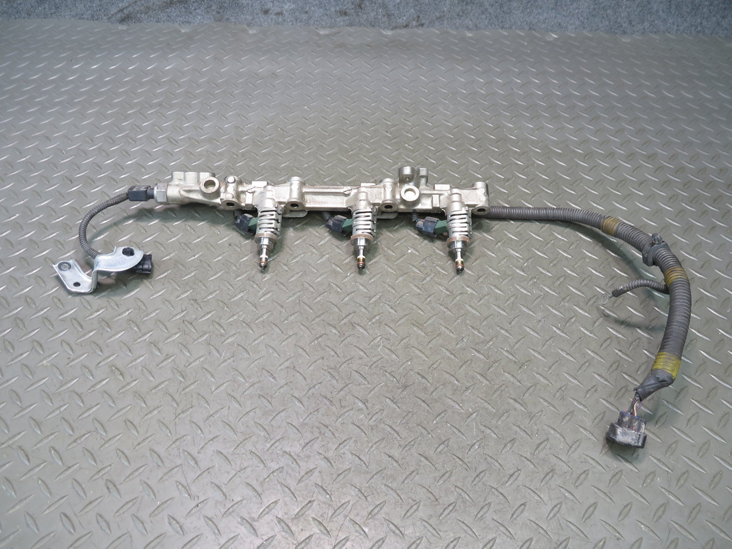 06-13 Lexus IS250 2GRFSE 2.5L Right Side Fuel Rail w Injector Set OEM