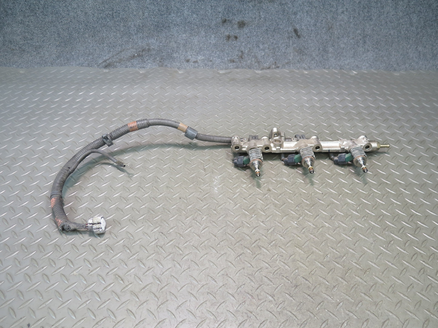 06-13 Lexus GSE20L IS250C Left Side Fuel Rail w Injector Set OEM