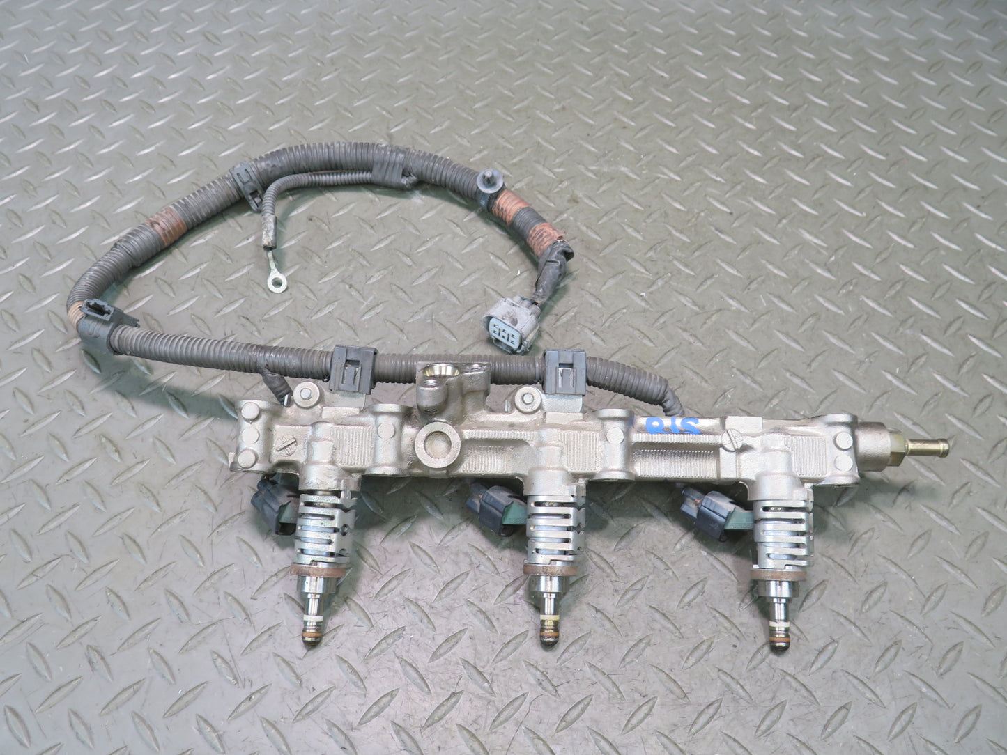 06-13 Lexus GSE20L IS250C Left Side Fuel Rail w Injector Set OEM