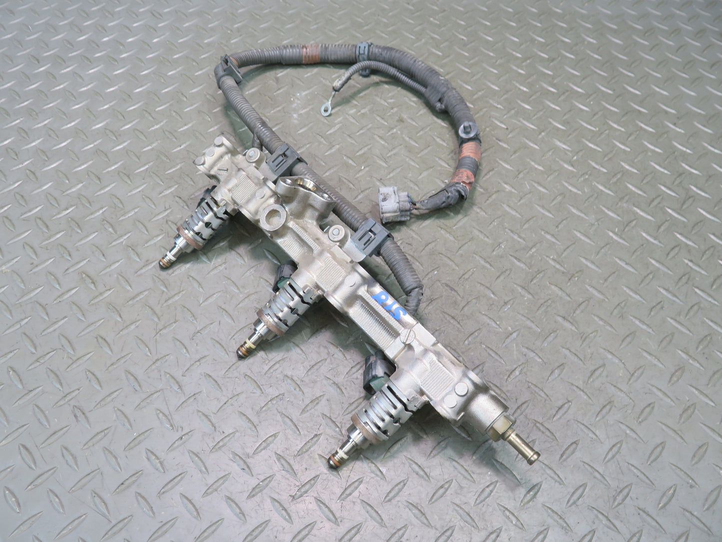 06-13 Lexus GSE20L IS250C Left Side Fuel Rail w Injector Set OEM