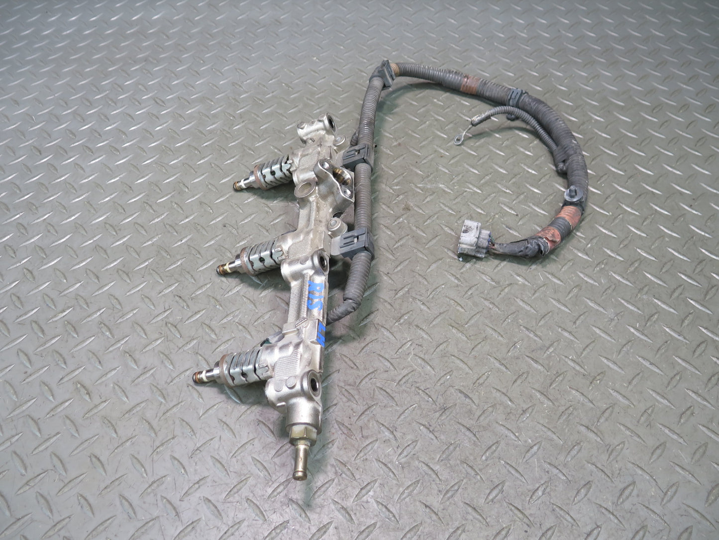06-13 Lexus GSE20L IS250C Left Side Fuel Rail w Injector Set OEM