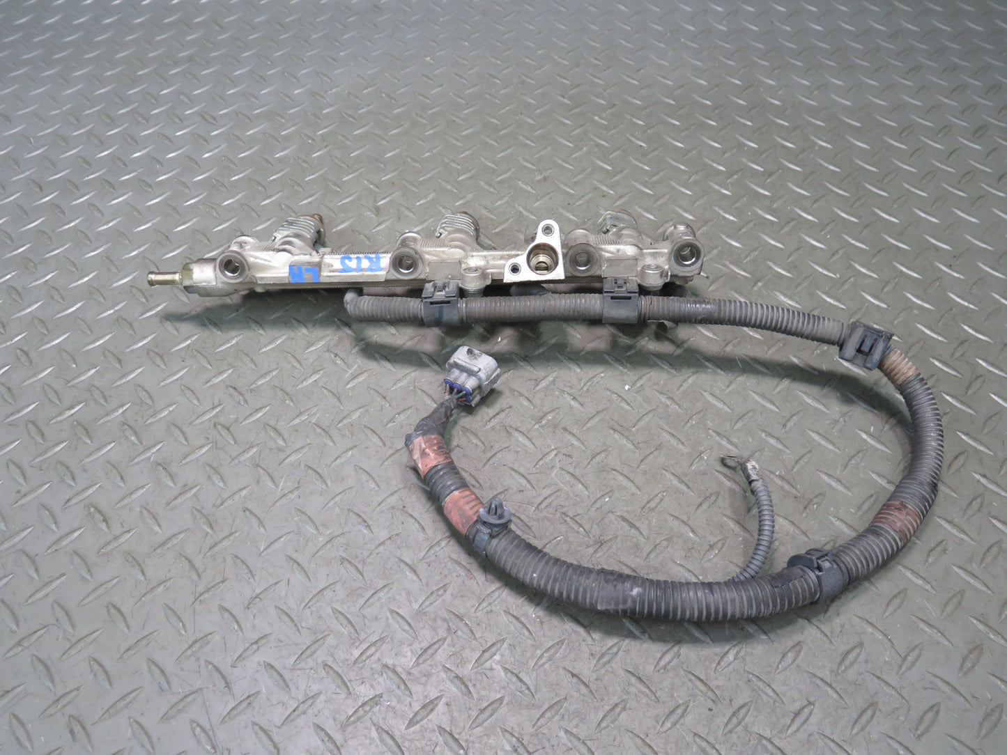 06-13 Lexus GSE20L IS250C Left Side Fuel Rail w Injector Set OEM