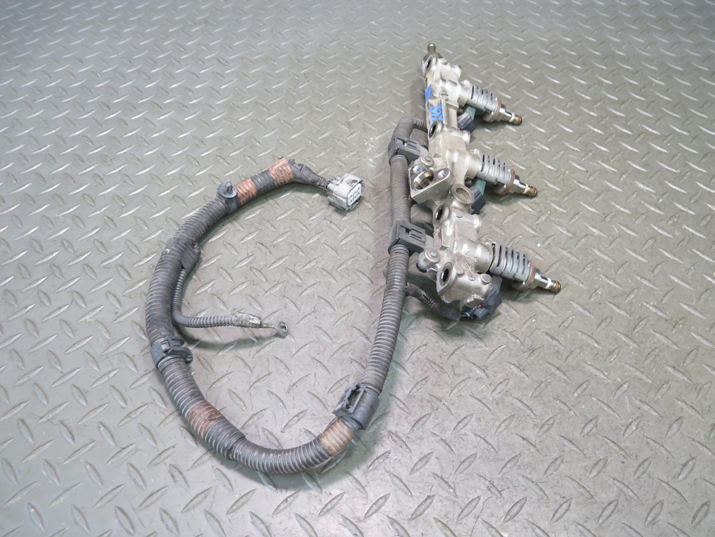 06-13 Lexus GSE20L IS250C Left Side Fuel Rail w Injector Set OEM