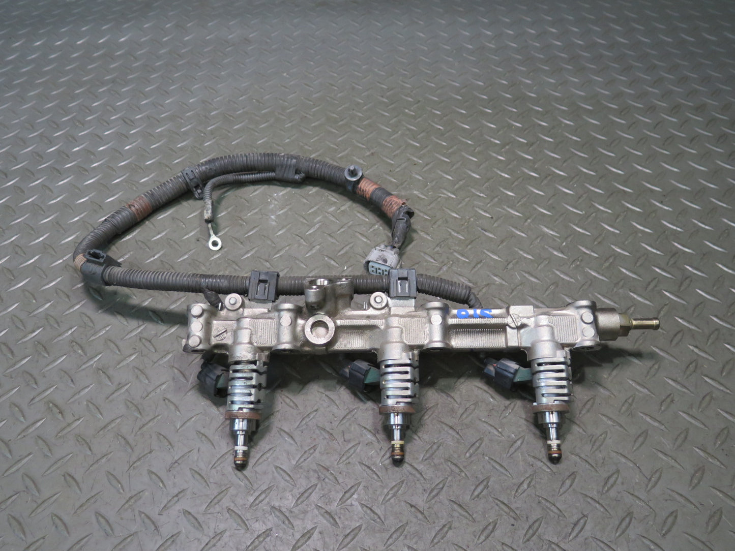 06-13 Lexus GSE20L IS250C Left Side Fuel Rail w Injector Set OEM