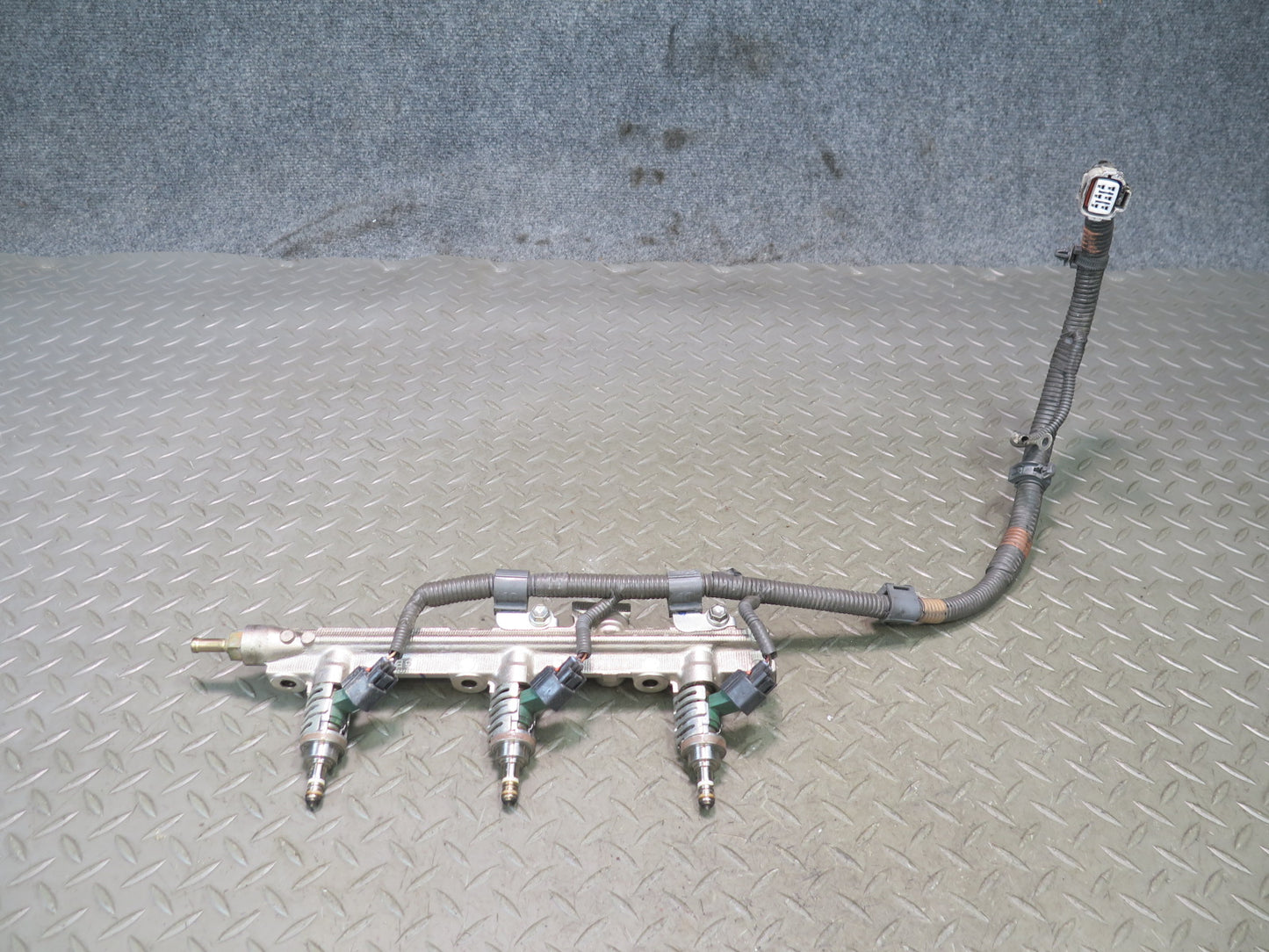 06-13 Lexus GSE20L IS250C Left Side Fuel Rail w Injector Set OEM