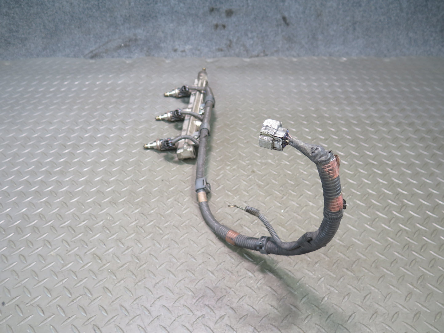 06-13 Lexus GSE20L IS250C Left Side Fuel Rail w Injector Set OEM