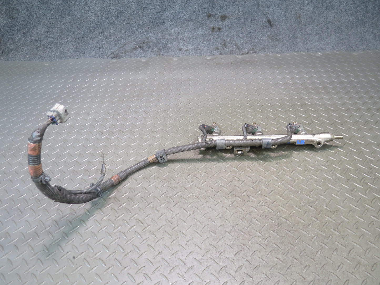 06-13 Lexus GSE20L IS250C Left Side Fuel Rail w Injector Set OEM