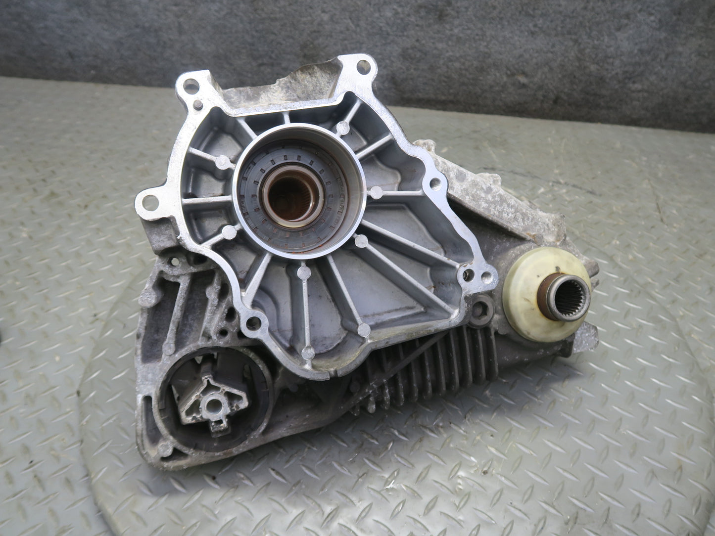 2010-2014 BMW E70 E71 X5M X6M 4.4L AWD ATC700 Transfer Case Box w Motor