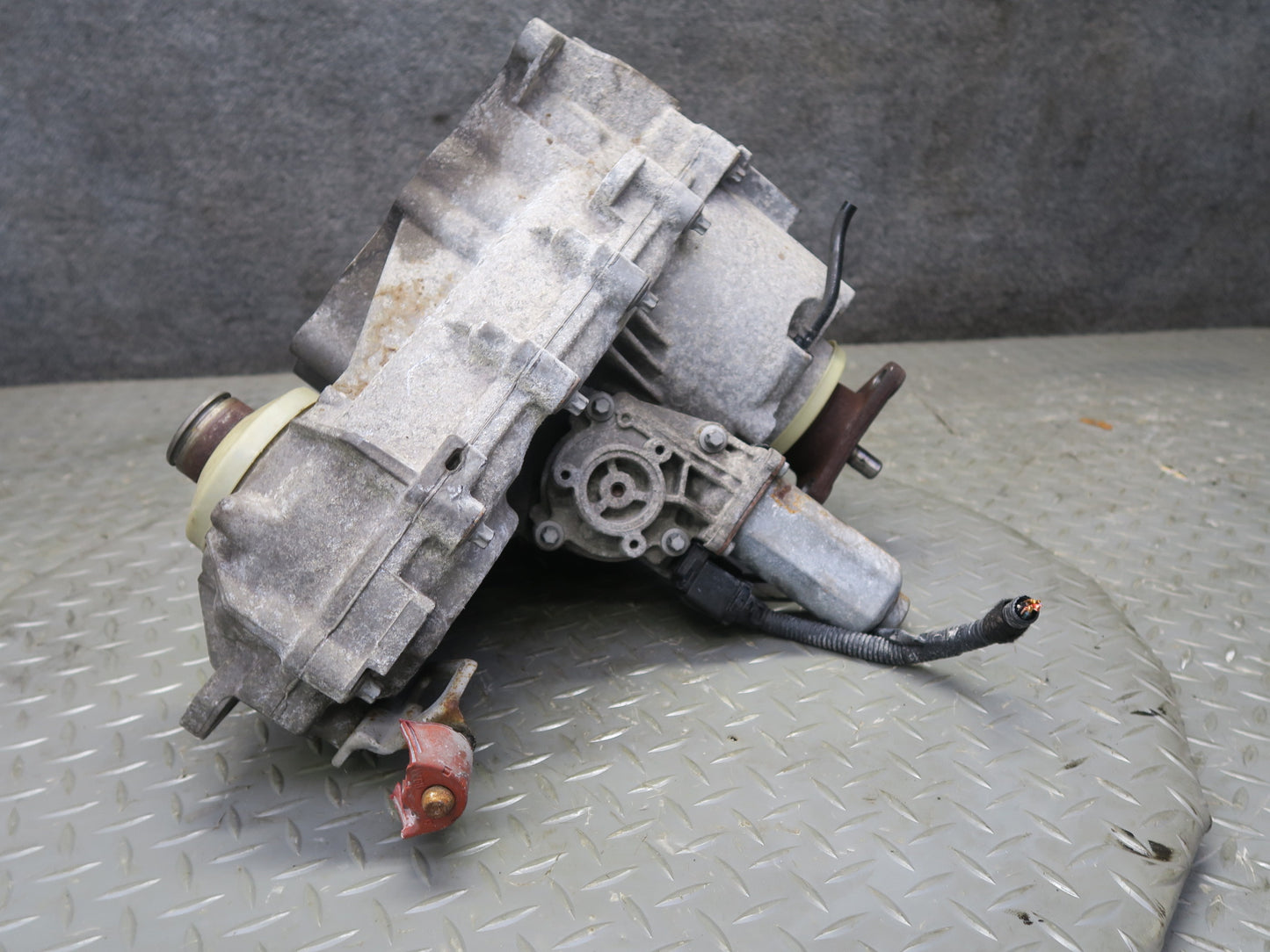 2010-2014 BMW E70 E71 X5M X6M 4.4L AWD ATC700 Transfer Case Box w Motor