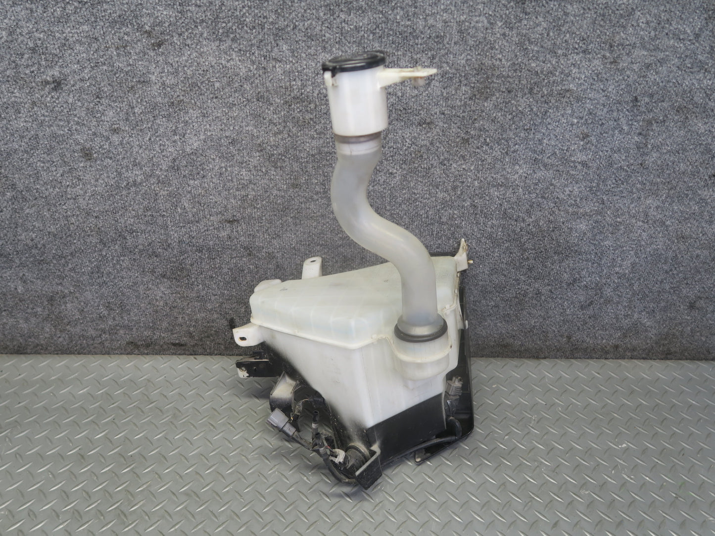 2003-2009 Lexus UZJ120L GX470 Windshield Washer Fluid Reservoir Tank w Pump
