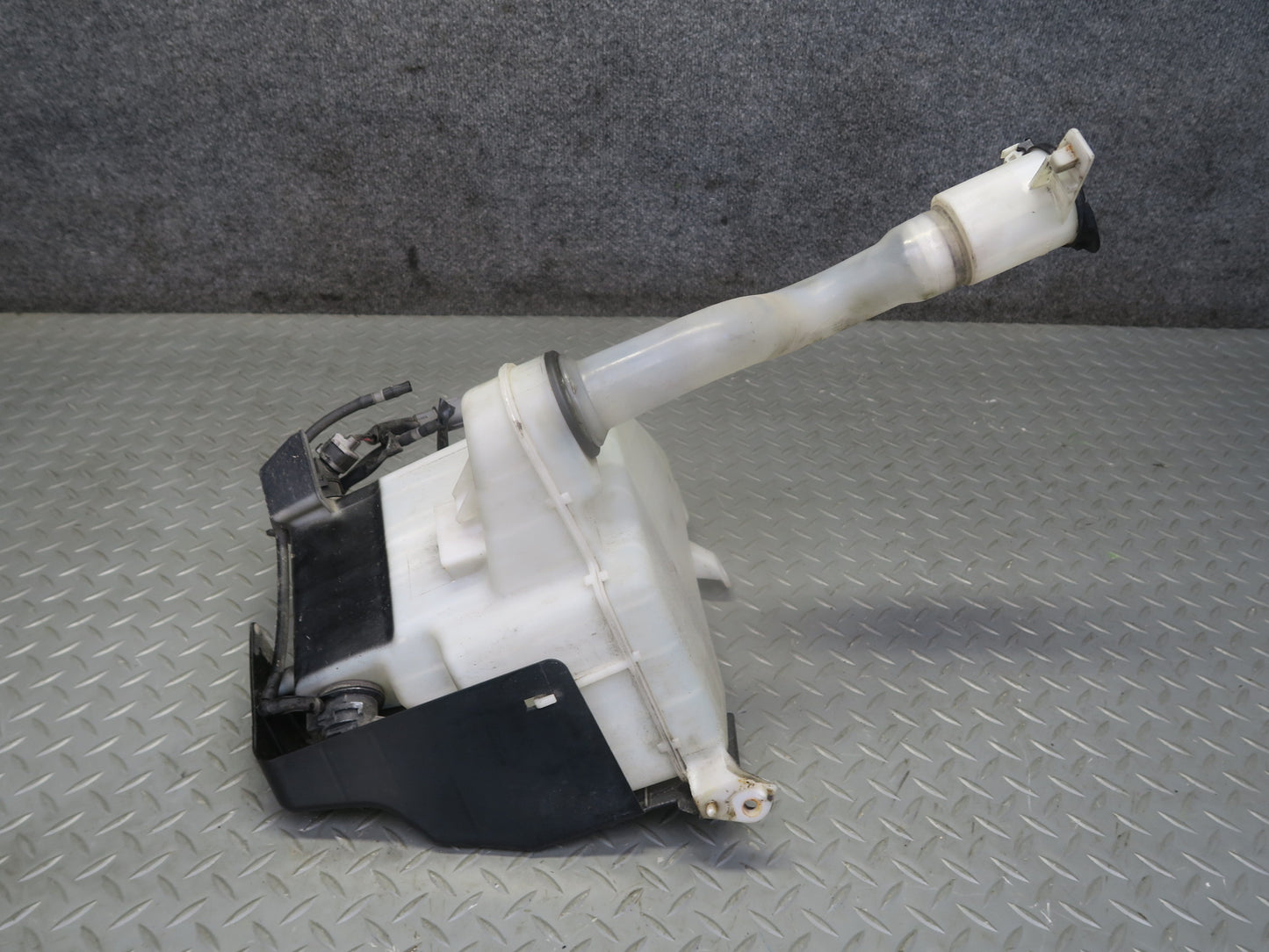 2003-2009 Lexus UZJ120L GX470 Windshield Washer Fluid Reservoir Tank w Pump