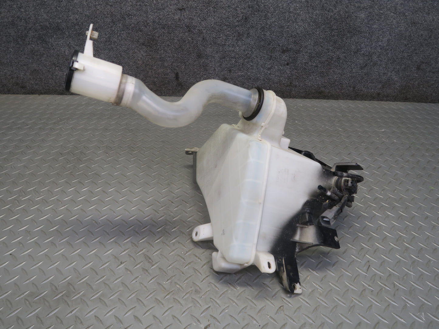 2003-2009 Lexus UZJ120L GX470 Windshield Washer Fluid Reservoir Tank w Pump