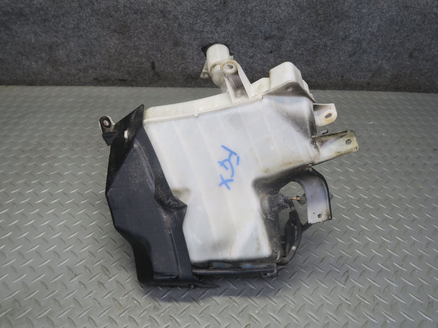 2003-2009 Lexus UZJ120L GX470 Windshield Washer Fluid Reservoir Tank w Pump