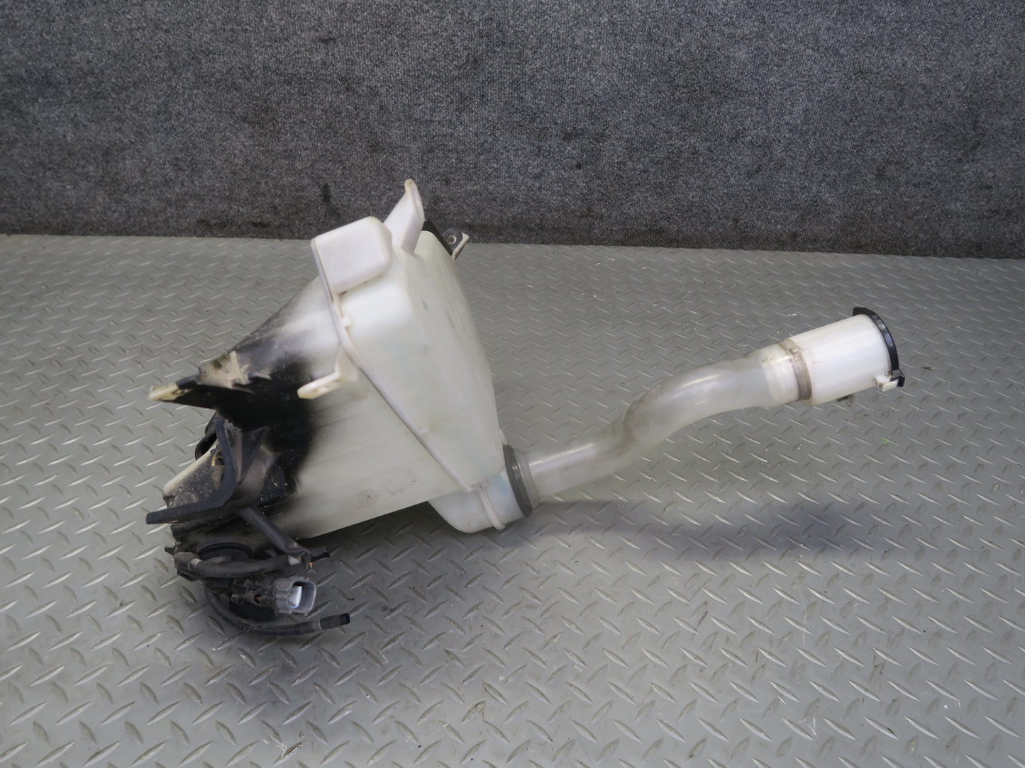 2003-2009 Lexus UZJ120L GX470 Windshield Washer Fluid Reservoir Tank w Pump