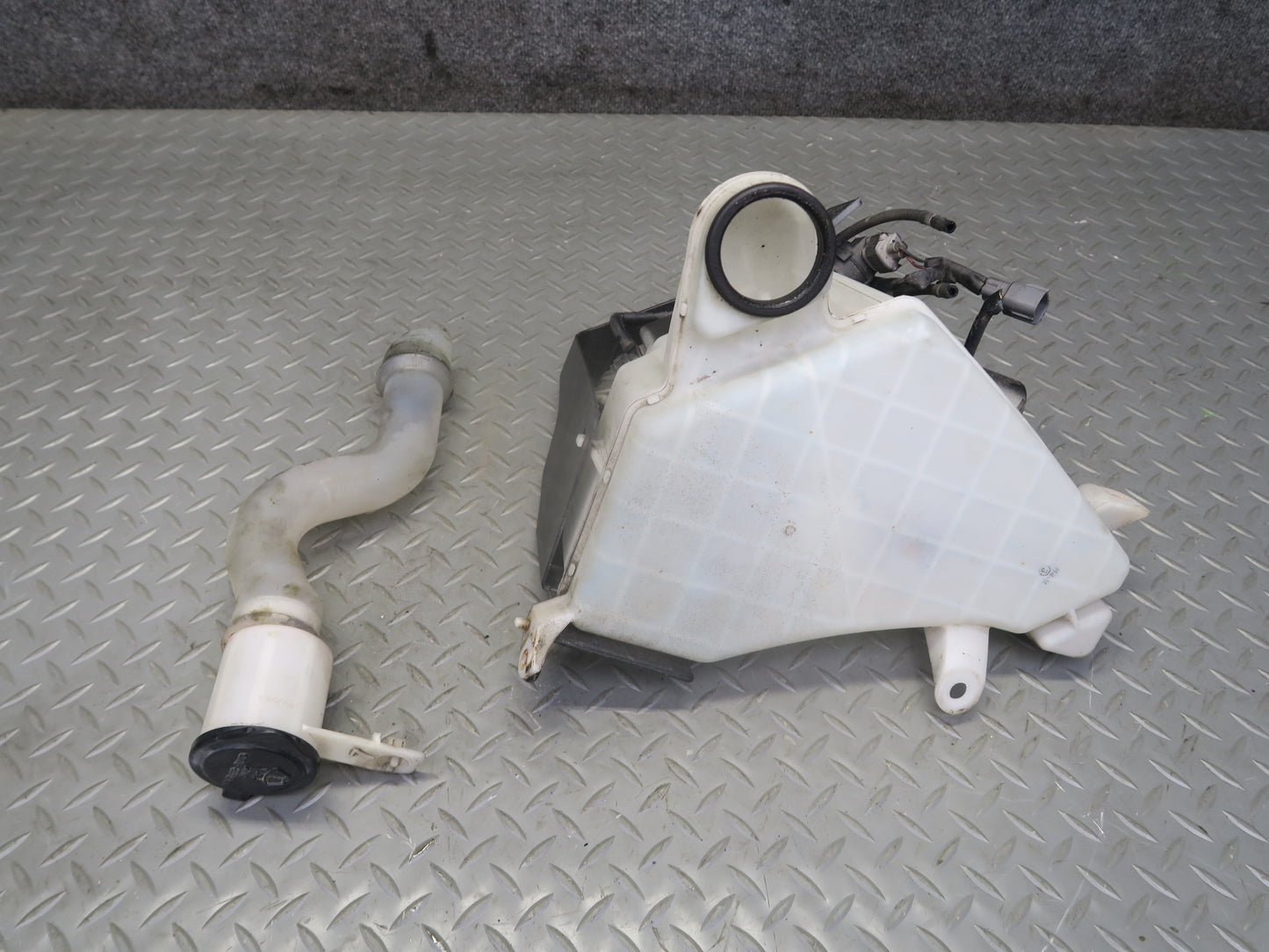 2003-2009 Lexus UZJ120L GX470 Windshield Washer Fluid Reservoir Tank w Pump