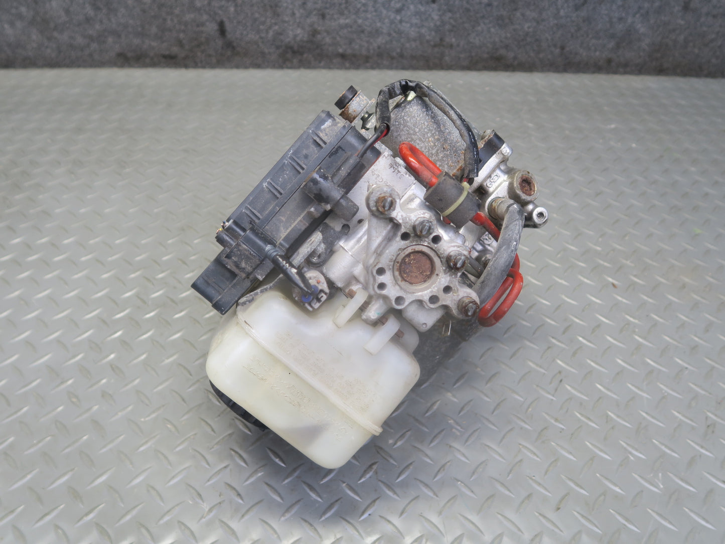 2005-2009 Lexus UZJ120L GX470 ABS Pump & Brake Master Cylinder Assembly