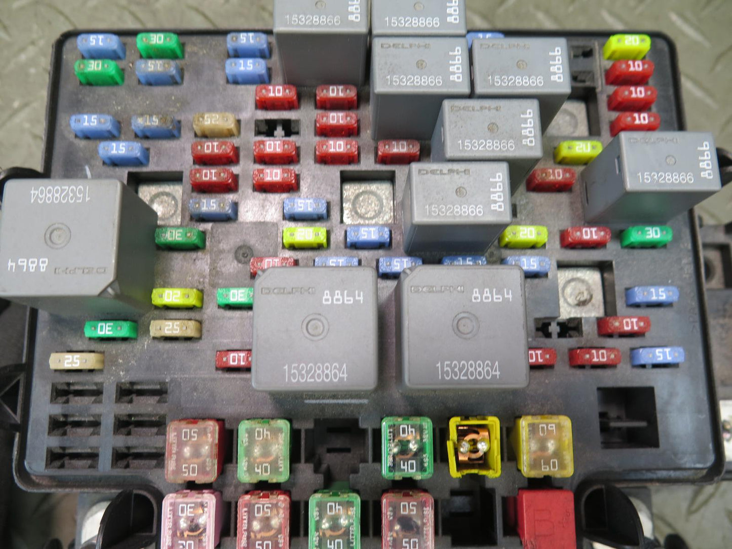 2004-2006 Hummer H2 Engine Fuse Relay Junction Box Block 15266961