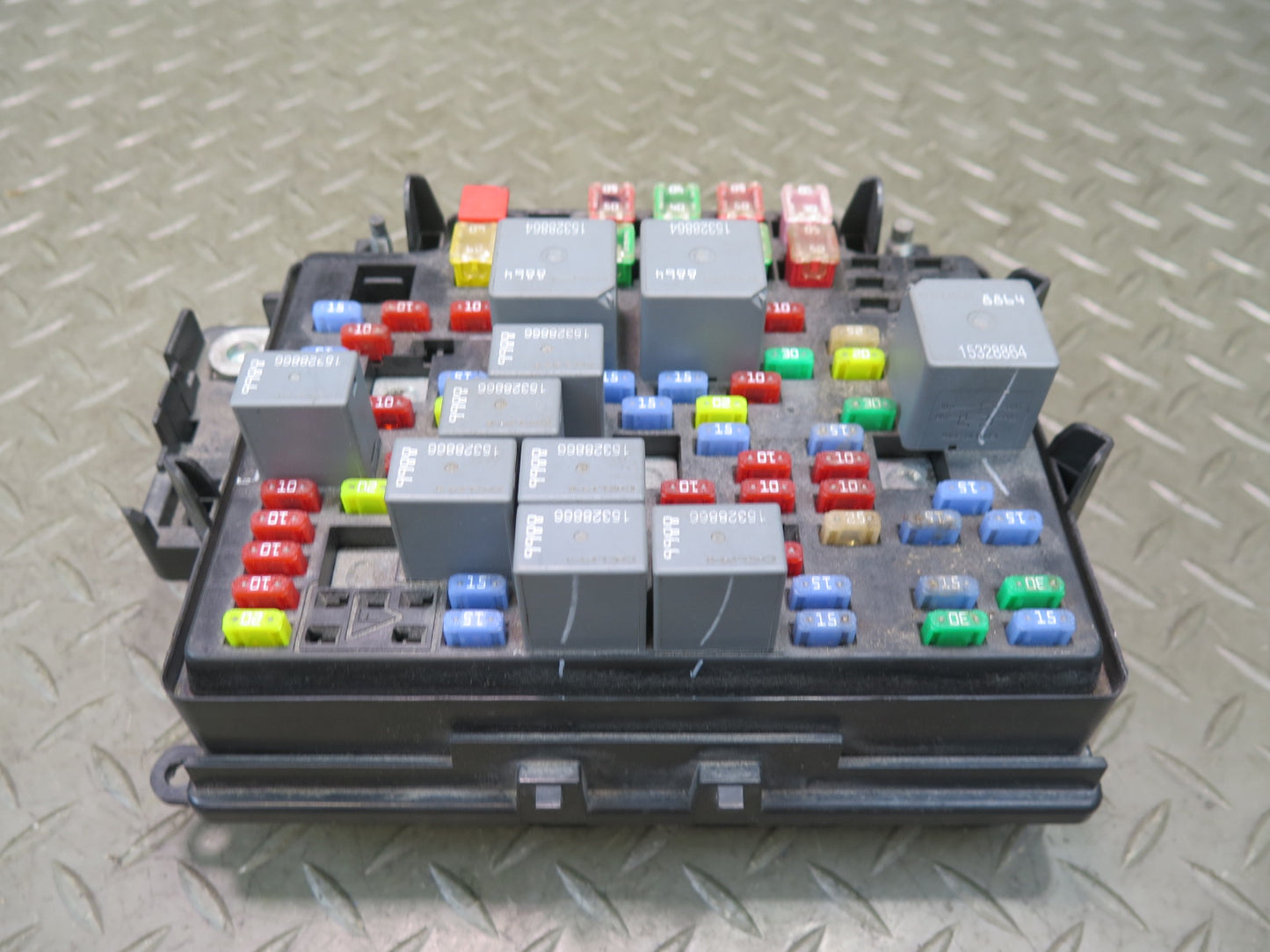 2004-2006 Hummer H2 Engine Fuse Relay Junction Box Block 15266961