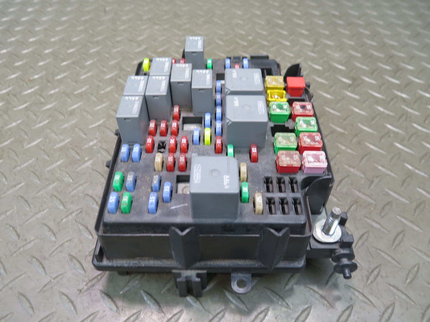 2004-2006 Hummer H2 Engine Fuse Relay Junction Box Block 15266961