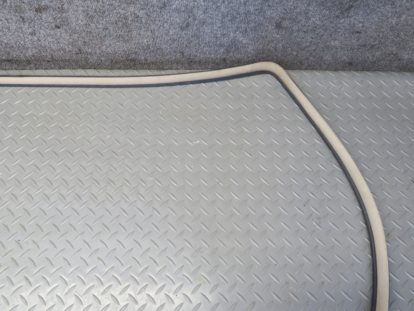 2003-2009 Lexus UZJ120L GX470 Front Right Door Weatherstrip Rubber Seal Gasket
