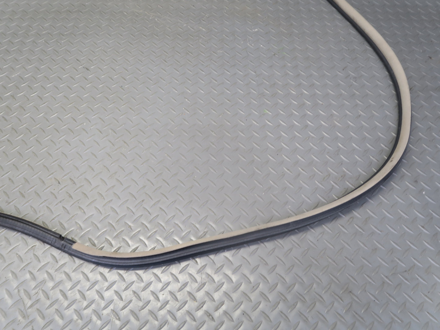2003-2009 Lexus UZJ120L GX470 Front Right Door Weatherstrip Rubber Seal Gasket