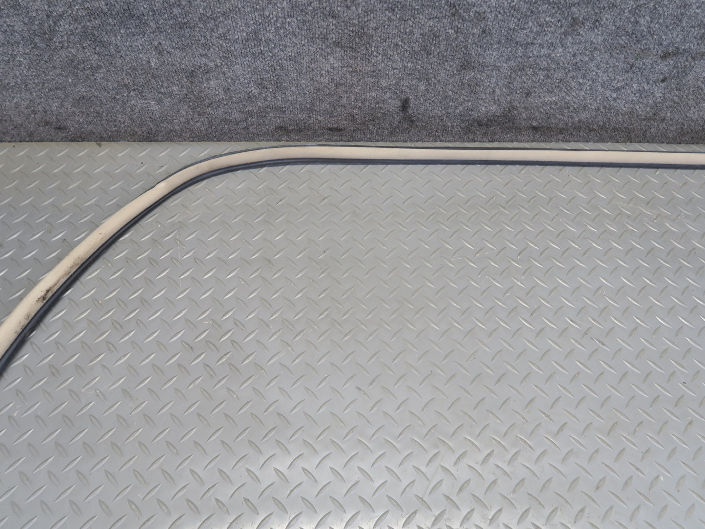 2003-2009 Lexus UZJ120L GX470 Front Right Door Weatherstrip Rubber Seal Gasket