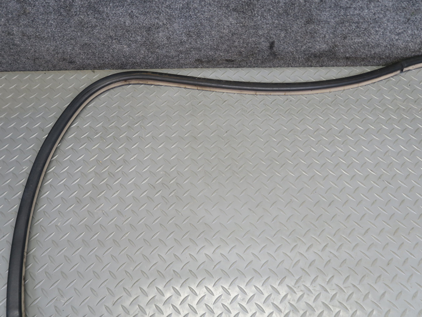 2003-2009 Lexus UZJ120L GX470 Front Right Door Weatherstrip Rubber Seal Gasket