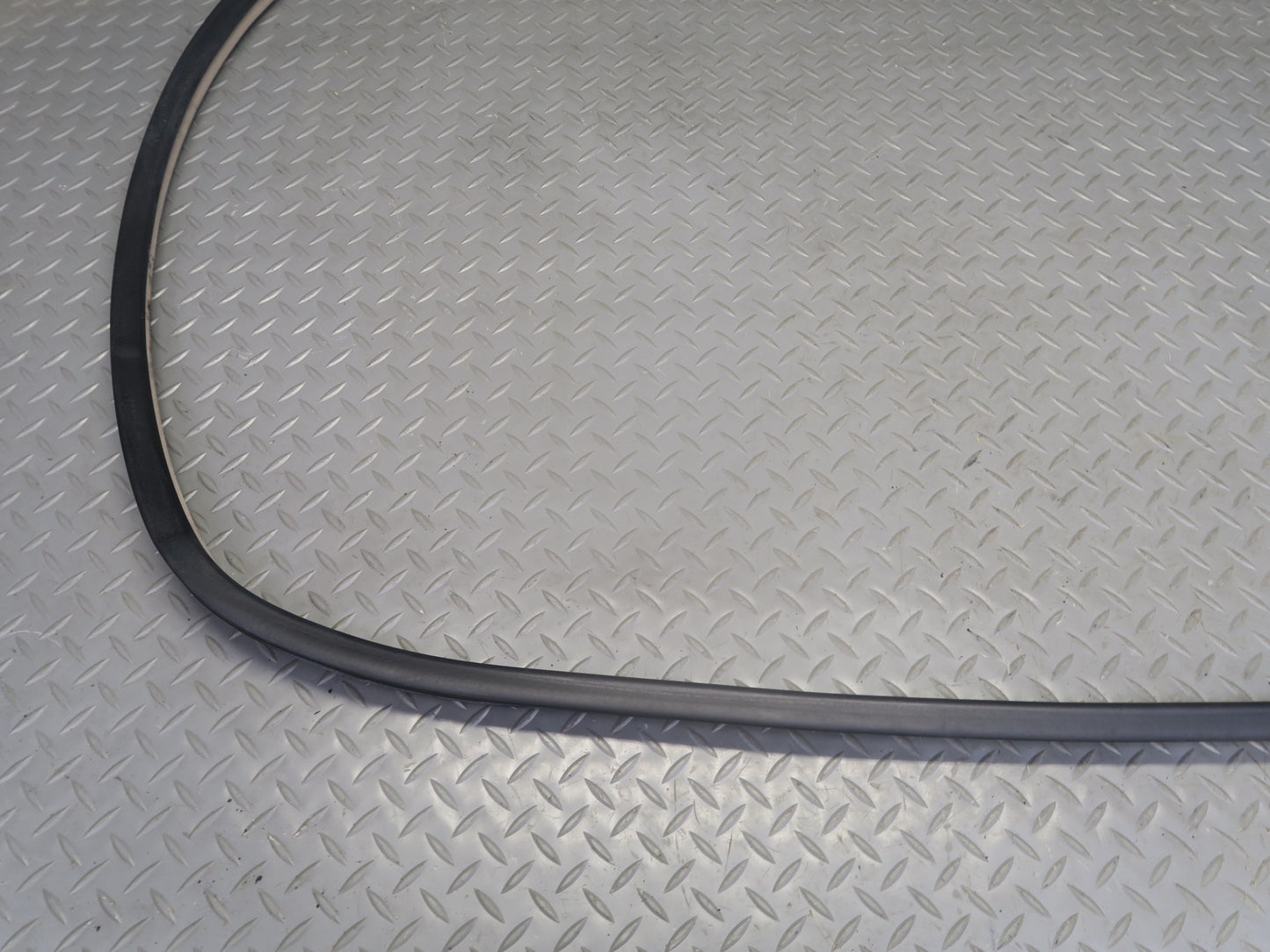2003-2009 Lexus UZJ120L GX470 Front Right Door Weatherstrip Rubber Seal Gasket