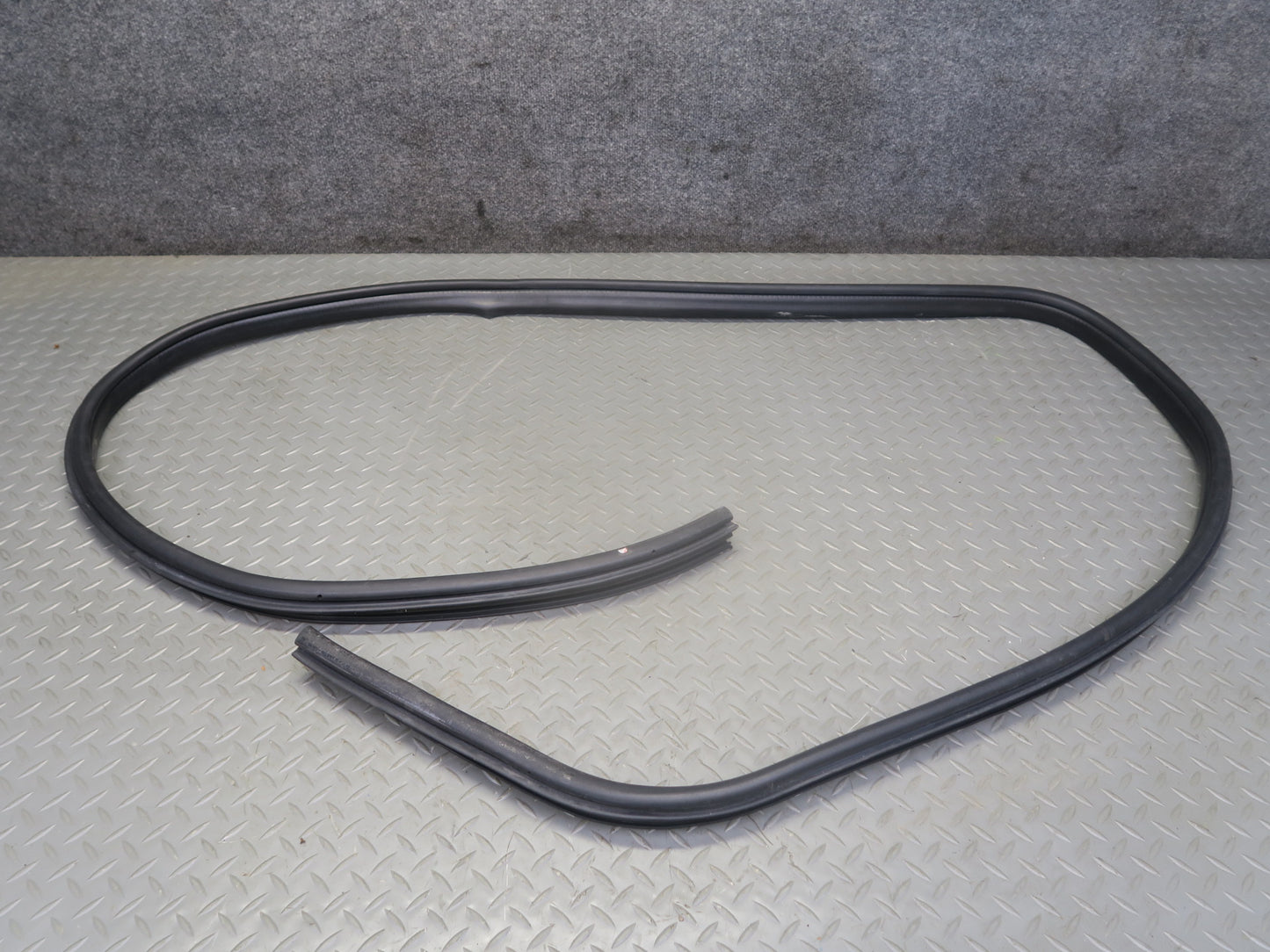 2003-2009 Hummer H2 Rear Right Pass Side Door Weatherstrip Rubber Seal Gasket