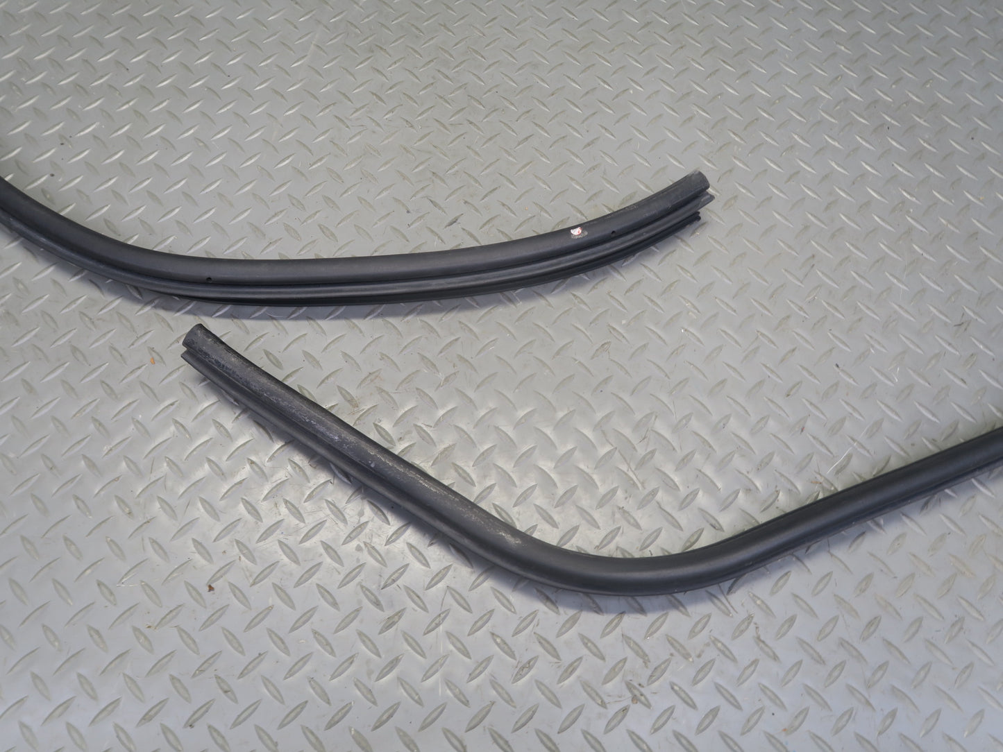 2003-2009 Hummer H2 Rear Right Pass Side Door Weatherstrip Rubber Seal Gasket