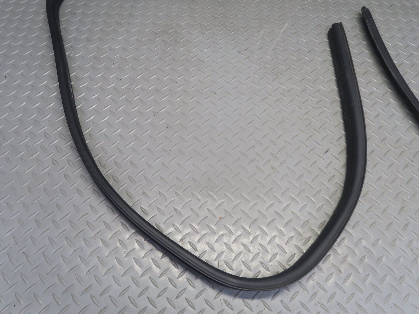 2003-2009 Hummer H2 Rear Trunk Tailgate Lift Gate Weather Strip Rubber Seal