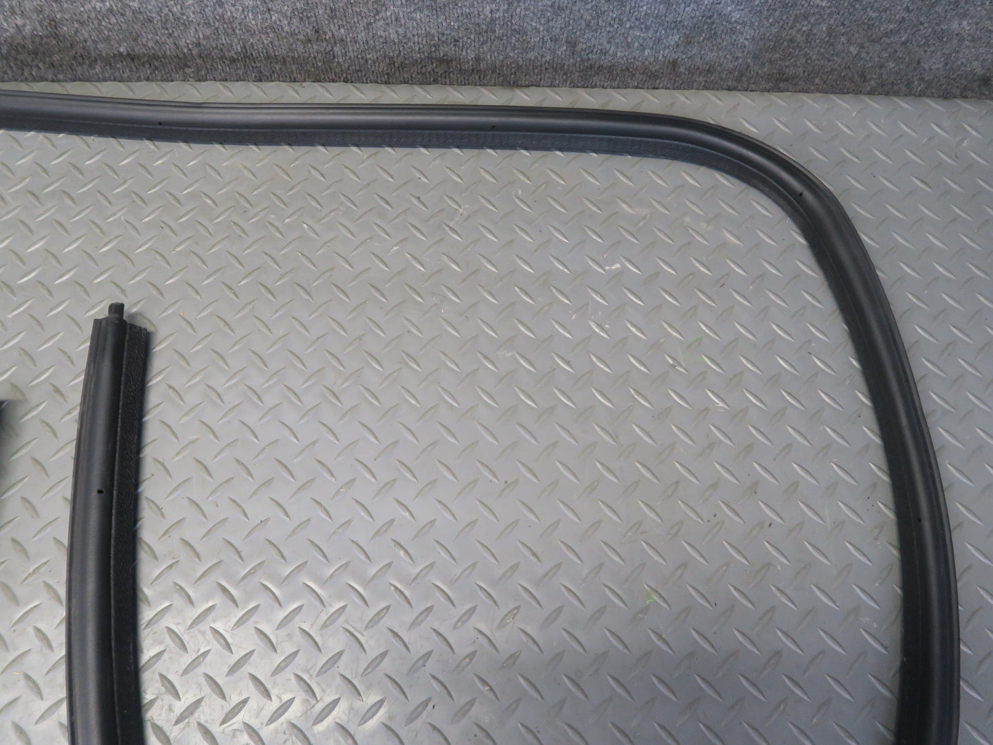 2003-2009 Hummer H2 Rear Trunk Tailgate Lift Gate Weather Strip Rubber Seal