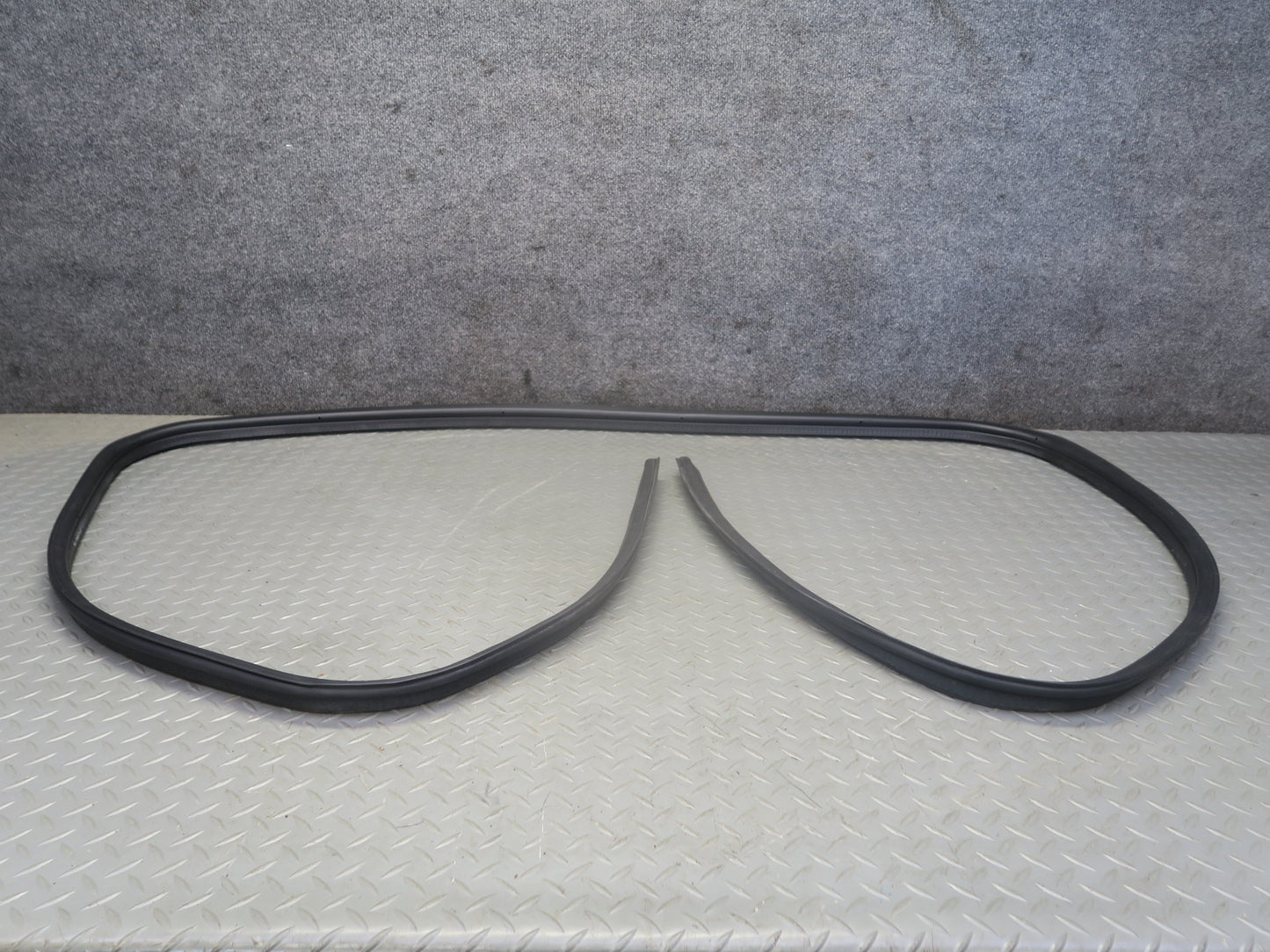 2003-2009 Hummer H2 Rear Trunk Tailgate Lift Gate Weather Strip Rubber Seal