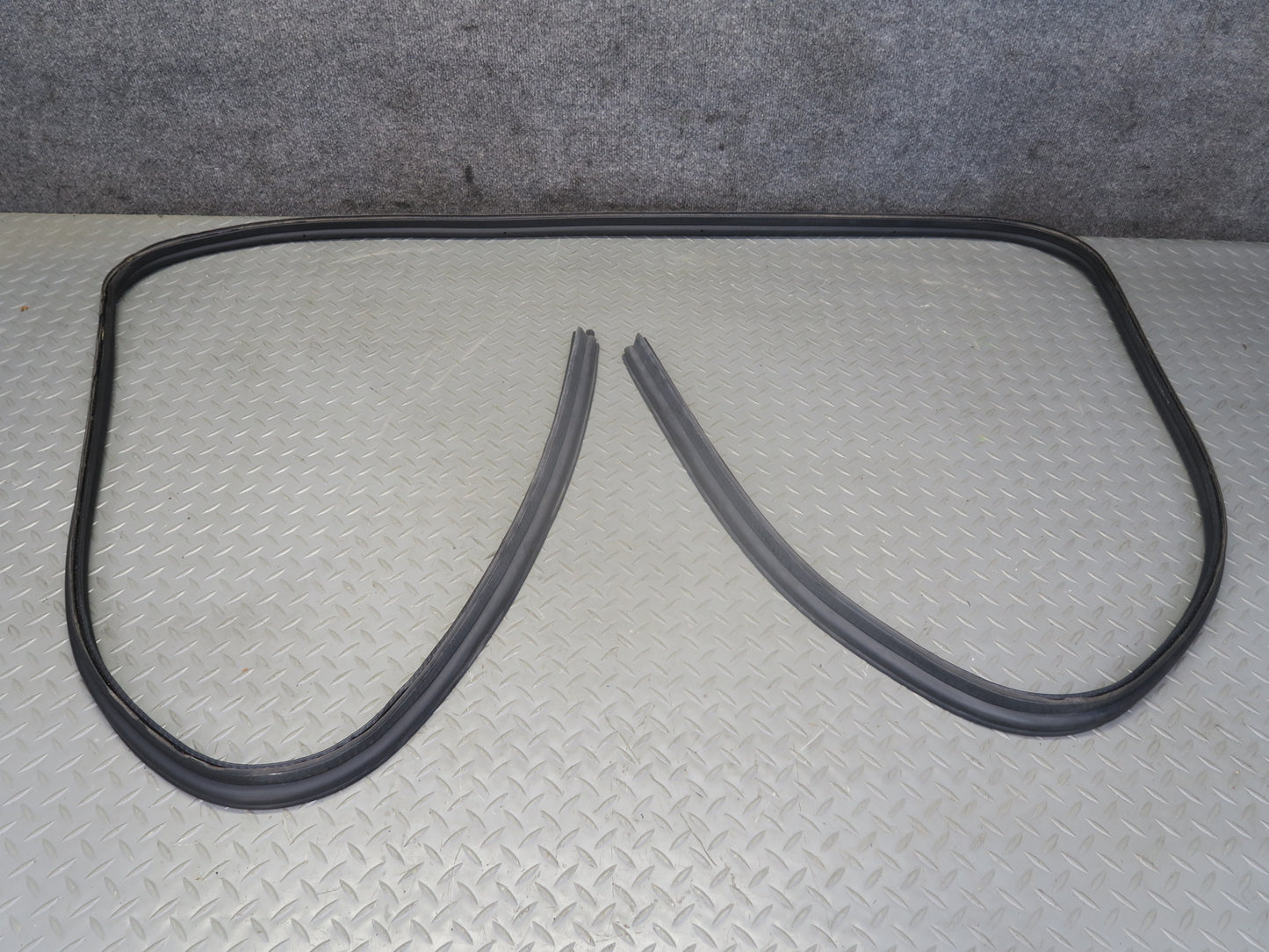 2003-2009 Hummer H2 Rear Trunk Tailgate Lift Gate Weather Strip Rubber Seal
