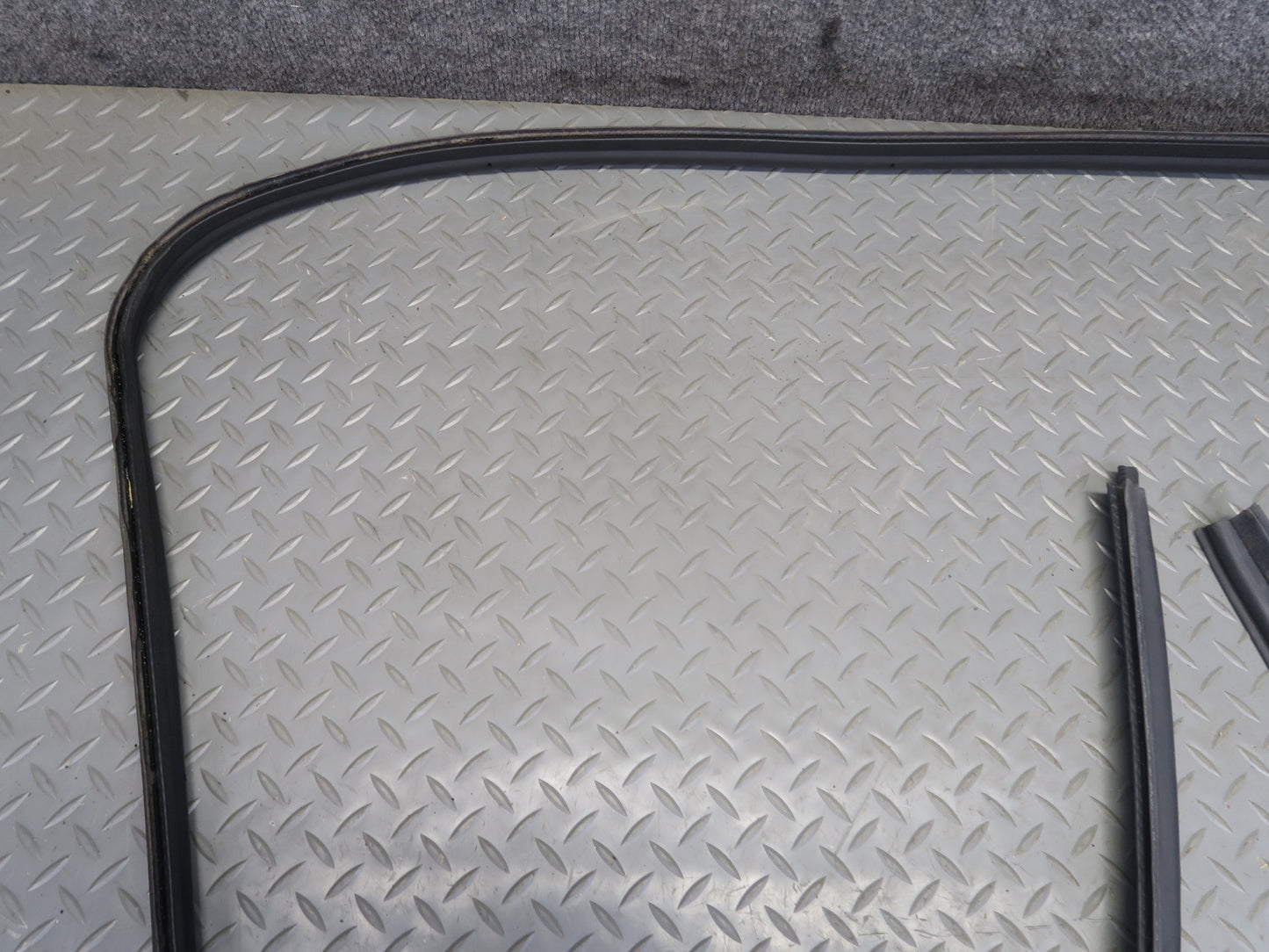 2003-2009 Hummer H2 Rear Trunk Tailgate Lift Gate Weather Strip Rubber Seal
