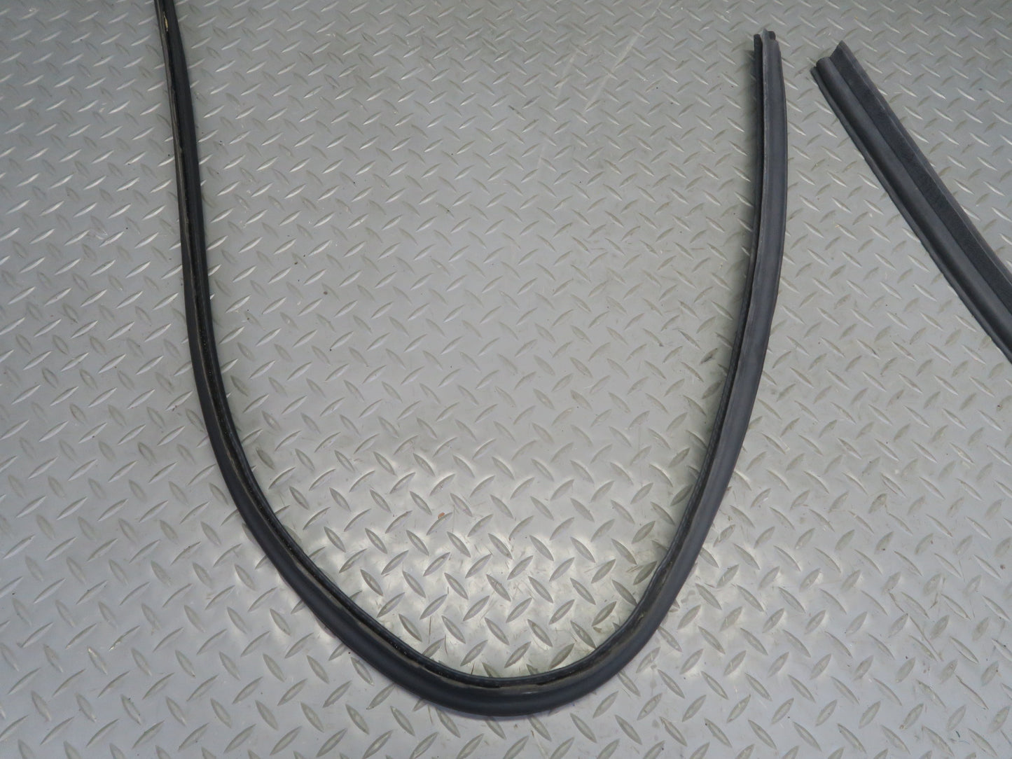 2003-2009 Hummer H2 Rear Trunk Tailgate Lift Gate Weather Strip Rubber Seal