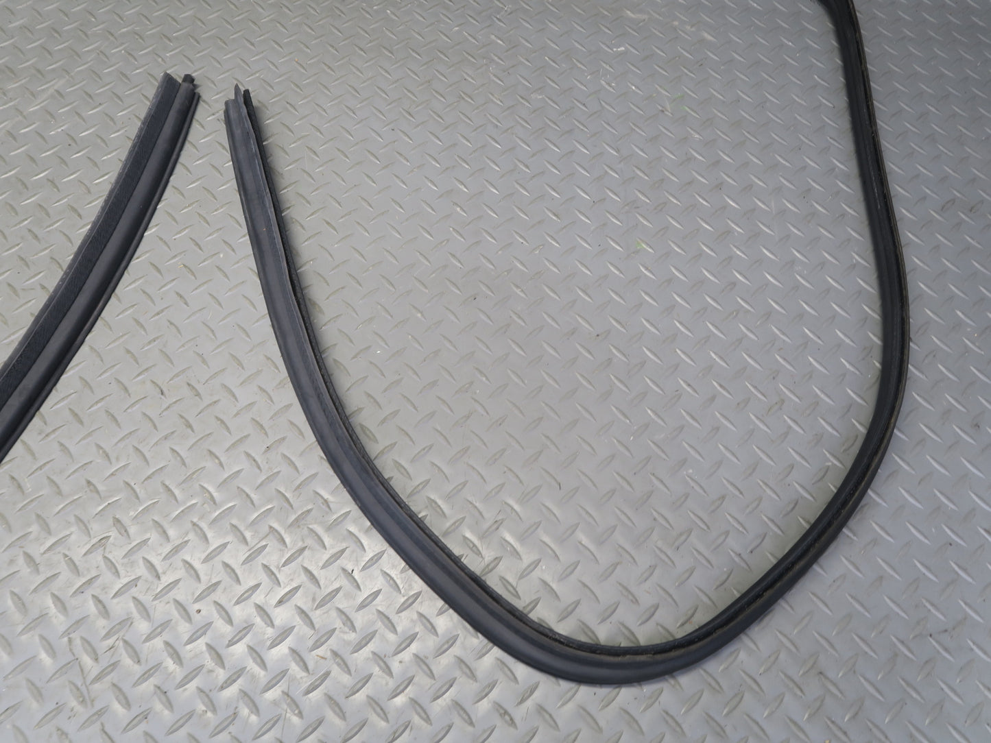 2003-2009 Hummer H2 Rear Trunk Tailgate Lift Gate Weather Strip Rubber Seal