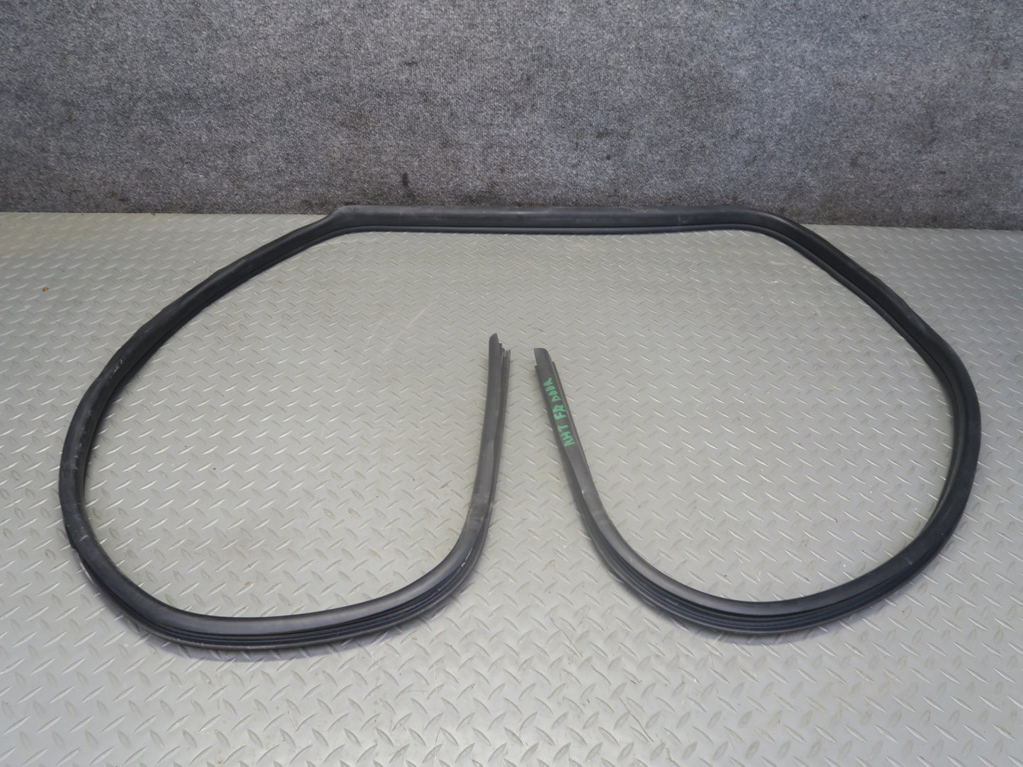 2003-2009 Hummer H2 Front Right Pass Side Door Weatherstrip Rubber Seal Gasket